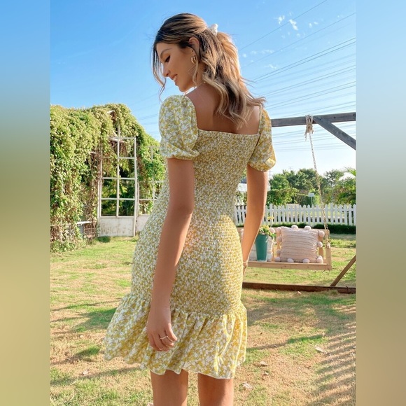 Storia Floral Smocked Dress - Picture 14 of 16